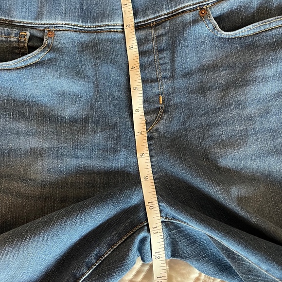 Levi’s Signature Totally Shaping Pull-On Boot Cut Jeans Size 12P - Picture 12 of 12